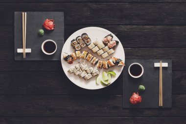 Suşi maki ve rulo siyah rustik ahşap.