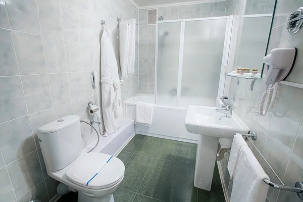 Інтер'єр сучасної ванної кімнати готелю . — стокове фото