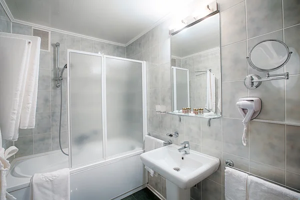 Intérieur d'une salle de bain moderne d'hôtel. — Photo