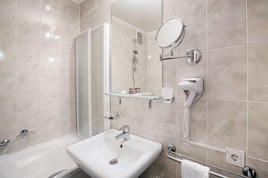 Inredning av ett modernt hotell badrum — stockfotografi © milkos ...
