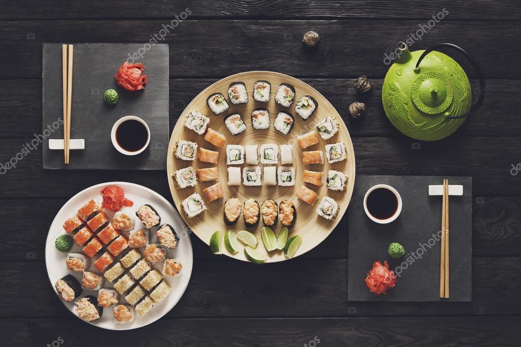 Ensemble De Sushi Maki Et Rouleaux En Bois Rustique Noir