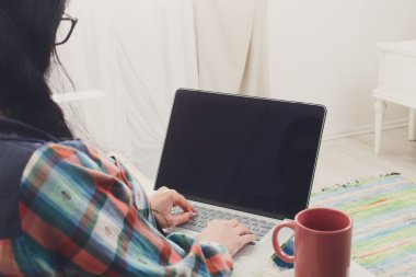 Laptop ekranında boşaltmak ile tipik kız