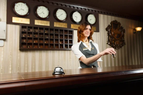 Hotel receptioniste en teller Bureau met bell — Stockfoto