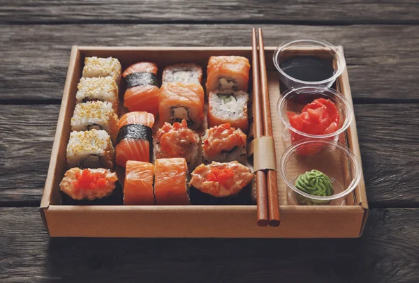 Zestaw sushi maki i rolki w czarny drewno rustykalne. — Zdjęcie stockowe