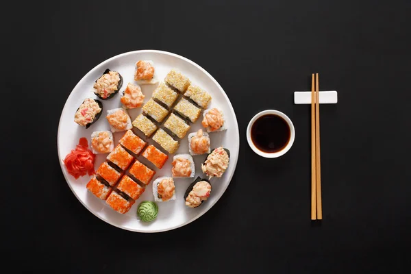 一整套寿司寿司和黑色背景的辊轴 — 图库照片