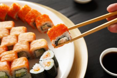 Japon food restoranında rulo suşi yemek