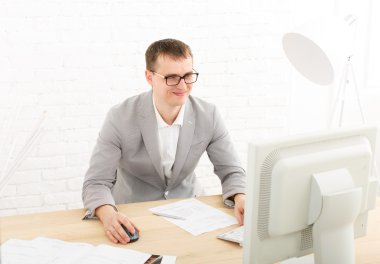 Bilgisayarlı genç işadamı