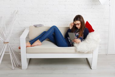 Tablet pc ile genç kız evde sakin ol