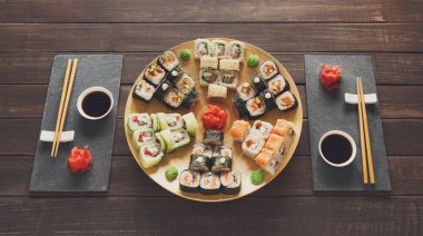 Suşi maki ve rulo siyah rustik ahşap.