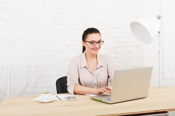 Empresária de meia idade no escritório com laptop — Fotografia de Stock