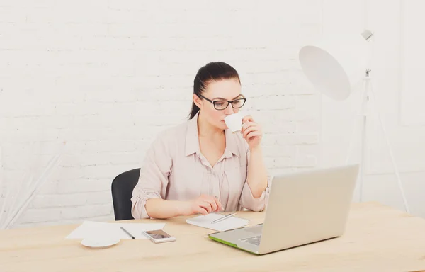 Middle aged businesswoman in office with laptop — Stock Photo, Image