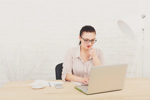 Empresaria de mediana edad en la oficina con portátil — Foto de Stock