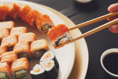 Japon food restoranında rulo suşi yemek