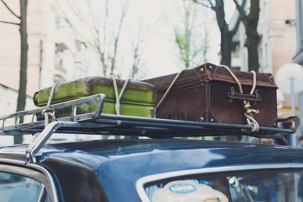 Mala vintage em um antigo rack de telhado de carro . — Fotografia de Stock