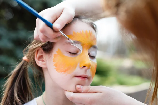 Child painting process at girls face — Stock Photo, Image