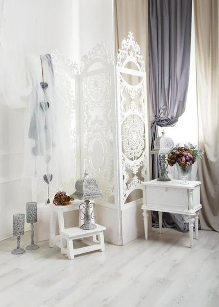 Shabby chic intérieur de chambre blanche, décor de mariage — Photo