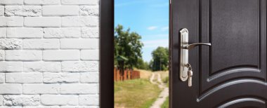 Yarısı doğa arka plan açılan giriş kapısı