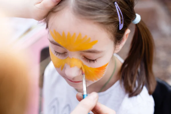 Διαδικασία της ζωγραφικής του παιδιού στο πρόσωπο κορίτσια — Φωτογραφία Αρχείου