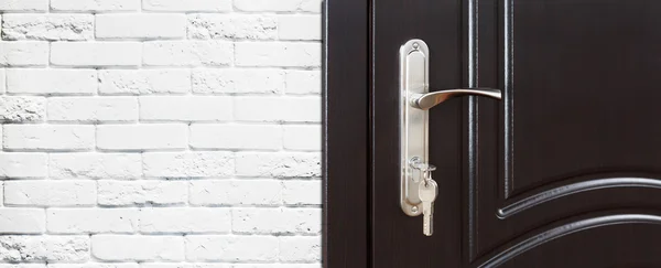 Closed dark brown wooden door handle with lock. — Stock Photo, Image