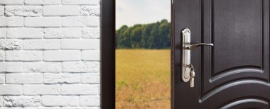 Yarısı doğa arka plan açılan giriş kapısı