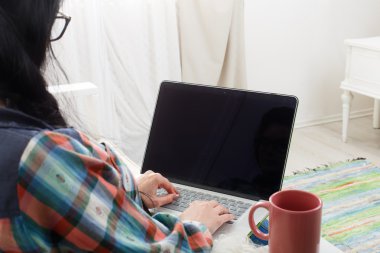 Laptop ekranında boşaltmak ile tipik kız