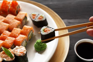 Japon food restoranında rulo suşi yemek