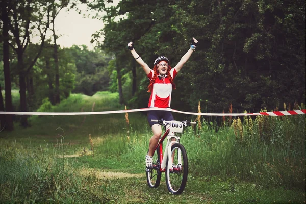 Jonge vrouw wint de race kruising finish — Stockfoto