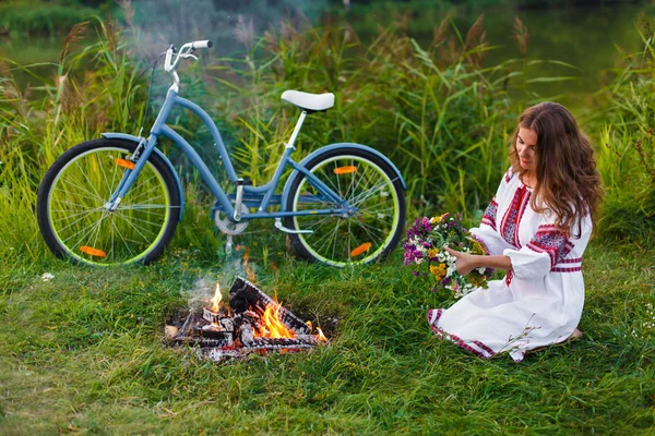 Mujer joven en traje popular ucraniano nacional con bicicleta — Foto de Stock