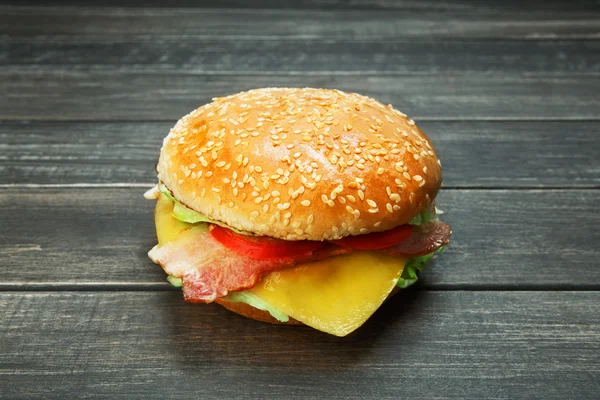 A rusztikus fa szalonna és a sajt burger — Stock Fotó