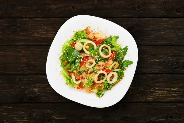 Restaurantessen - Fischsalat mit Tintenfischen — Stockfoto