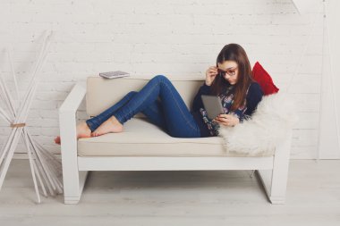 Tablet pc ile genç kız evde sakin ol