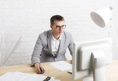 Bilgisayarlı genç işadamı