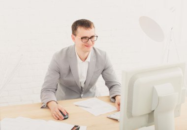 Bilgisayarlı genç işadamı