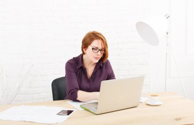 Orta yaşlı mimar kadın ofiste