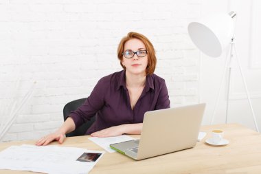 Orta yaşlı mimar kadın ofiste