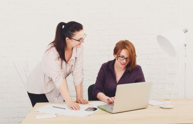 Ekip çalışması. Kadınlar office projesinde tartışmak