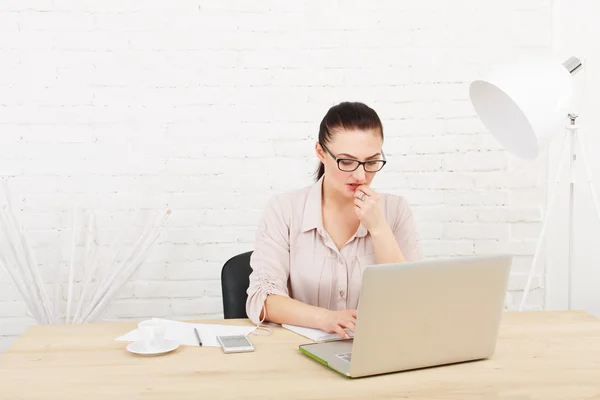 Donna d'affari di mezza età in ufficio con laptop — Foto Stock