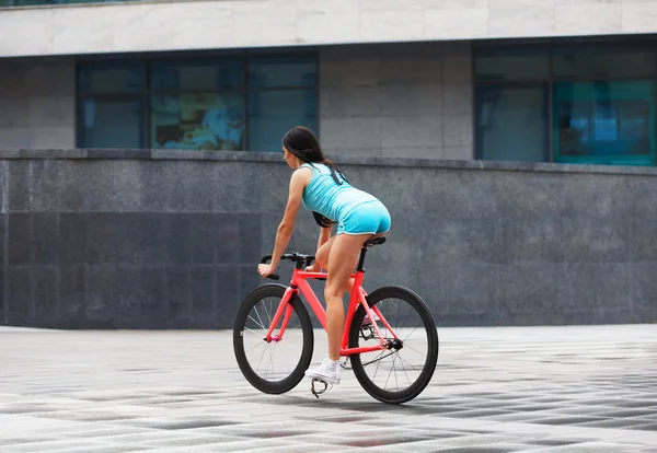 Genç ince seksi sportif kadın bisiklet üzerinde — Stok fotoğraf