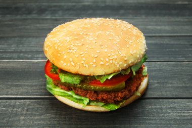 Rustik ahşap karşılamak ve peynirli burger