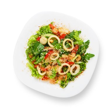 Restoran gıda izole - deniz ürünleri salatası ile kalamar halkaları