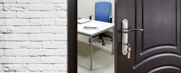 Half open door, welcome to the office. — Stock Photo, Image