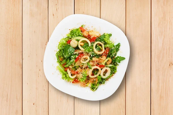 Comida de restaurante - ensalada de mariscos con calamares —  Fotos de Stock