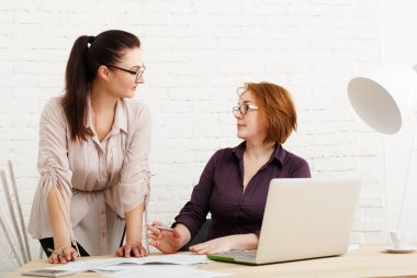 Çatışma. Kadınlar office projesinde tartışmak