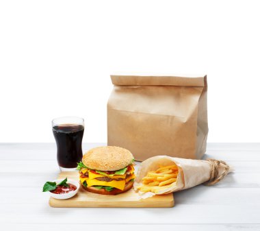 Fast food almak uzağa. Hamburger, kola ve patates.