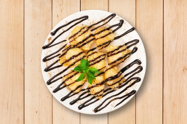 Elma tatlı çikolata soslu pişmiş