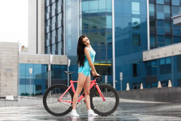 Giovane donna sportiva sexy sottile in bicicletta — Foto Stock