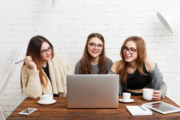 Retrato de tres amigas riendo con portátil . —  Fotos de Stock