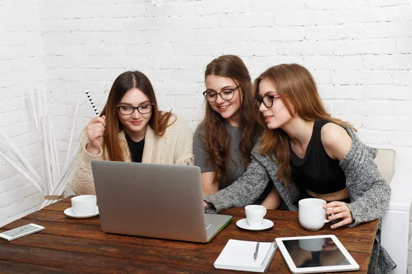 Tre giovani amiche con laptop . — Foto Stock