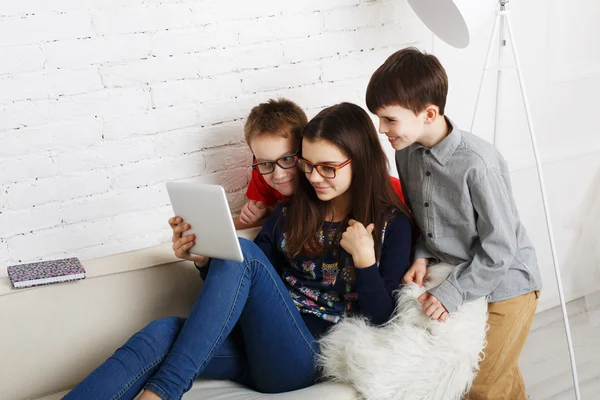 Niños en gafas con gadgets, adicción a la computadora — Foto de Stock