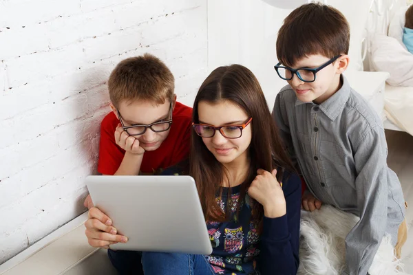 Děti v brýlích s miniaplikacemi, počítačové závislost — Stock fotografie